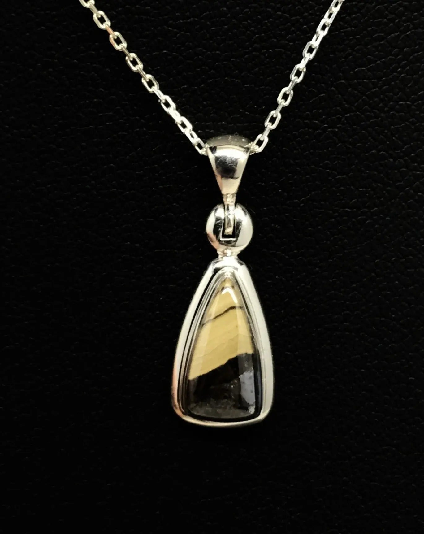 Schalenblende Triangle Pendant Tarazed Gems & Jewellery