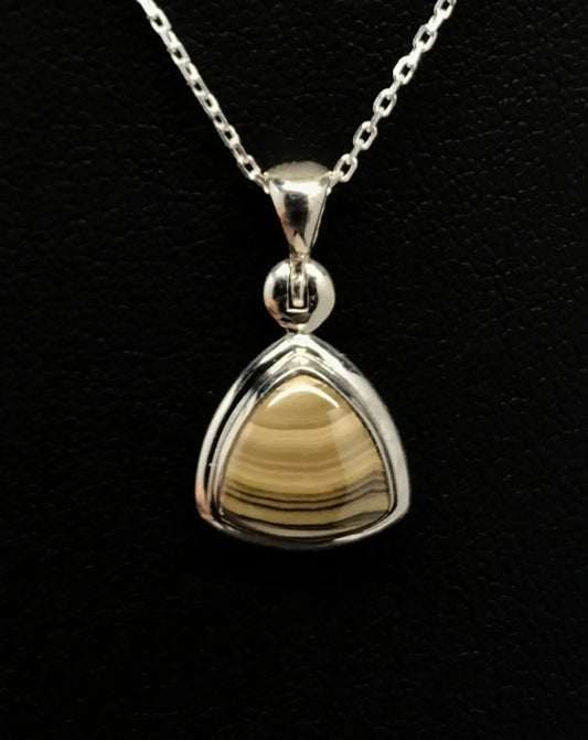 Schalenblende Triangle Pendant Tarazed Gems & Jewellery