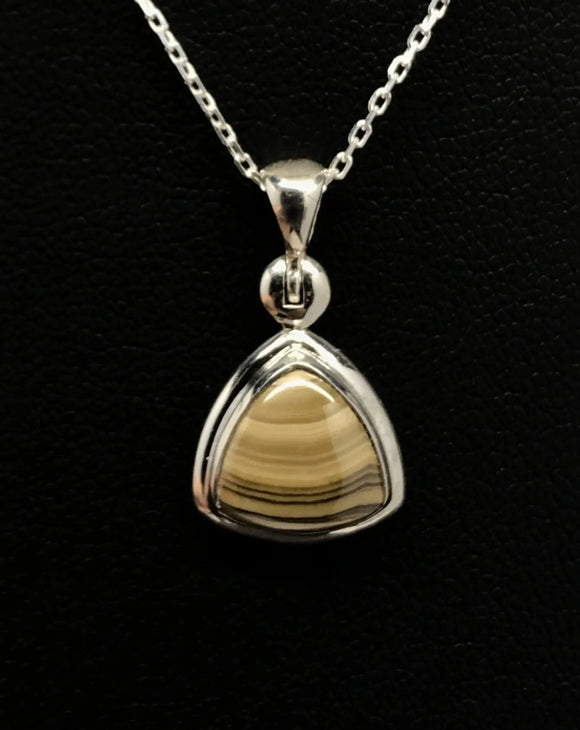 Schalenblende Triangle Pendant Tarazed Gems & Jewellery